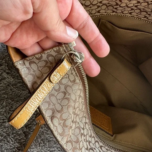 COACH Vintage Hadley Tote - Picture 3 of 16